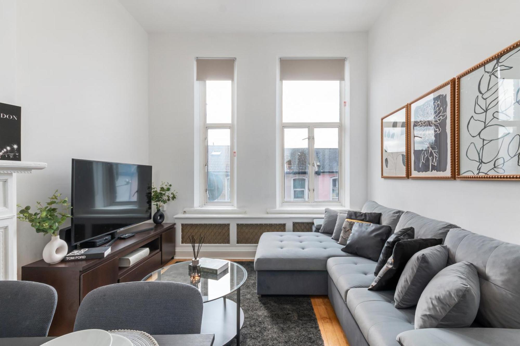 Acton Apartament